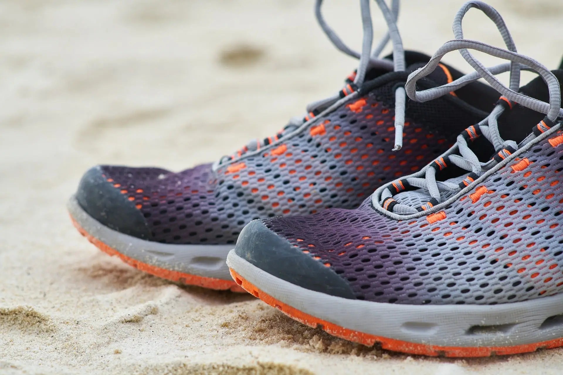 Kadın Sneakers: Tarzın ve Konforun Buluştuğu Nokta