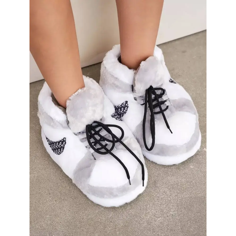 Fluffy beyaz kedi temalı Dior Panduf yumuşak tabanlı terlikler, siyah dantelli