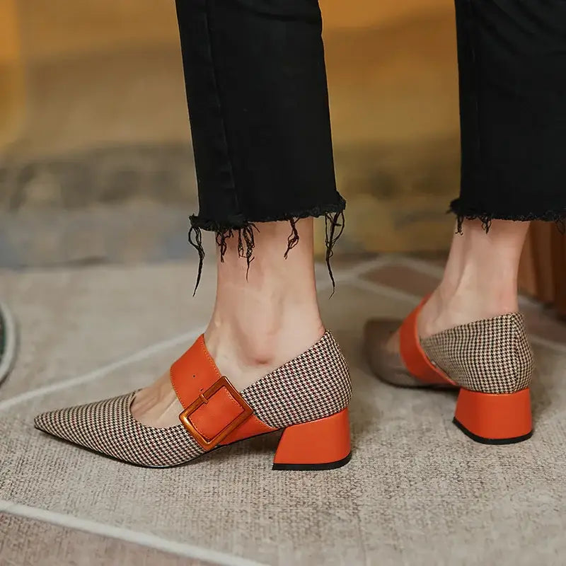 Celin kadın topuklu ayakkabı, houndstooth deseni ve turuncu detaylarla şık