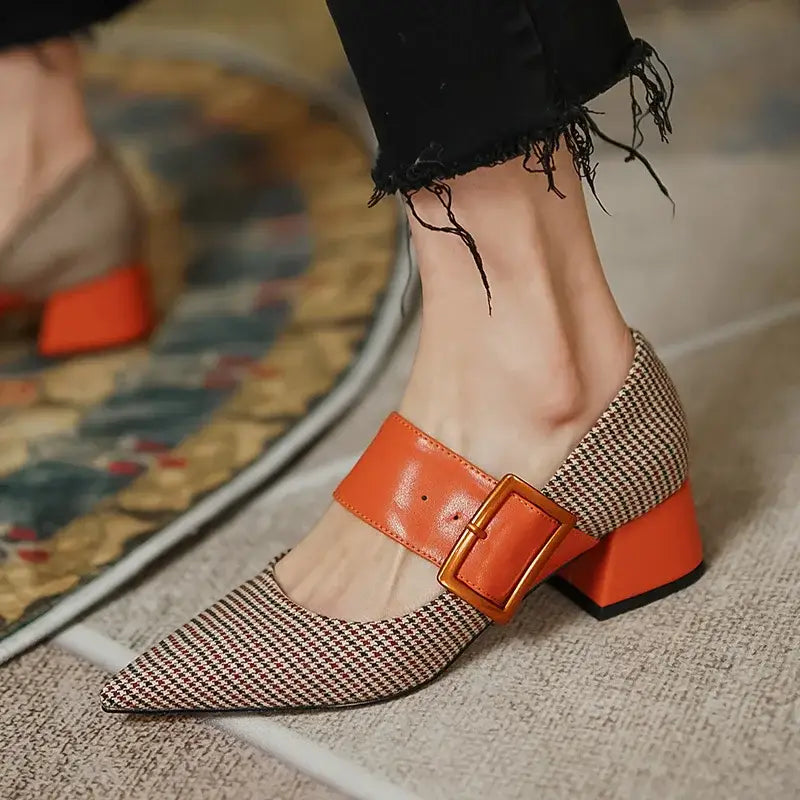 Celin kadın topuklu ayakkabı, houndstooth desenli, turuncu kayışlı ve kalın topuklu