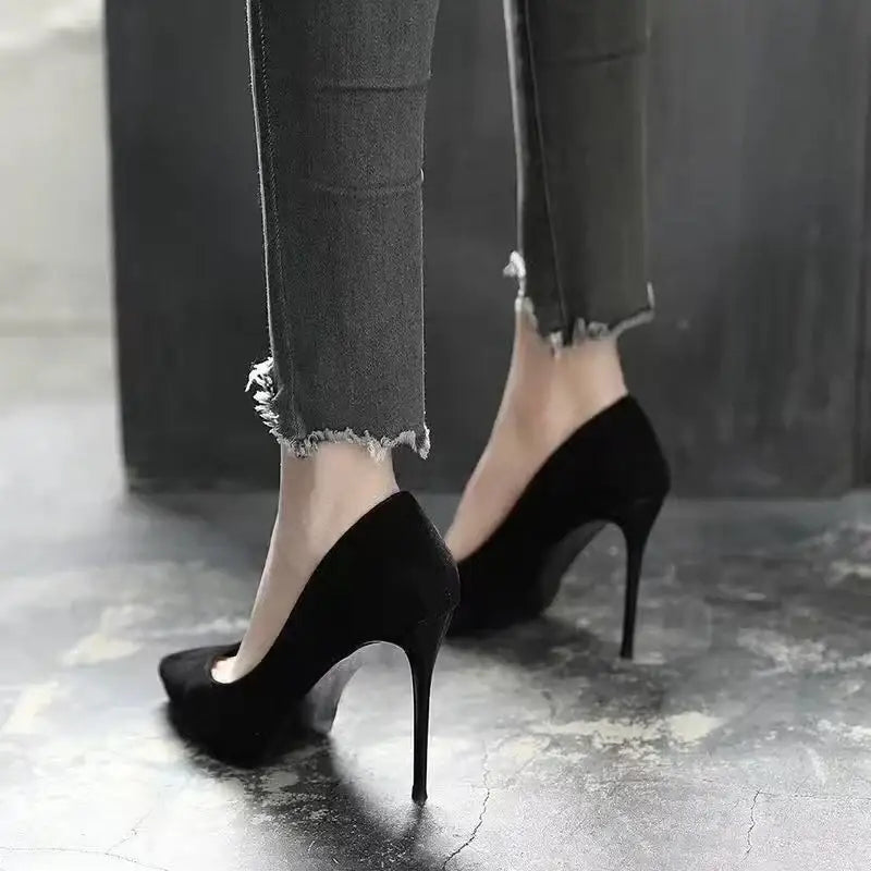 Cerin kadın topuklu ayakkabı, yırtık skinny jean ile şık bir kombin sunuyor