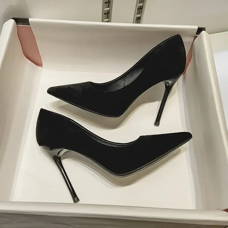 Cerin kadın topuklu ayakkabı, sivri burunlu ve stiletto topuklu siyah pompa