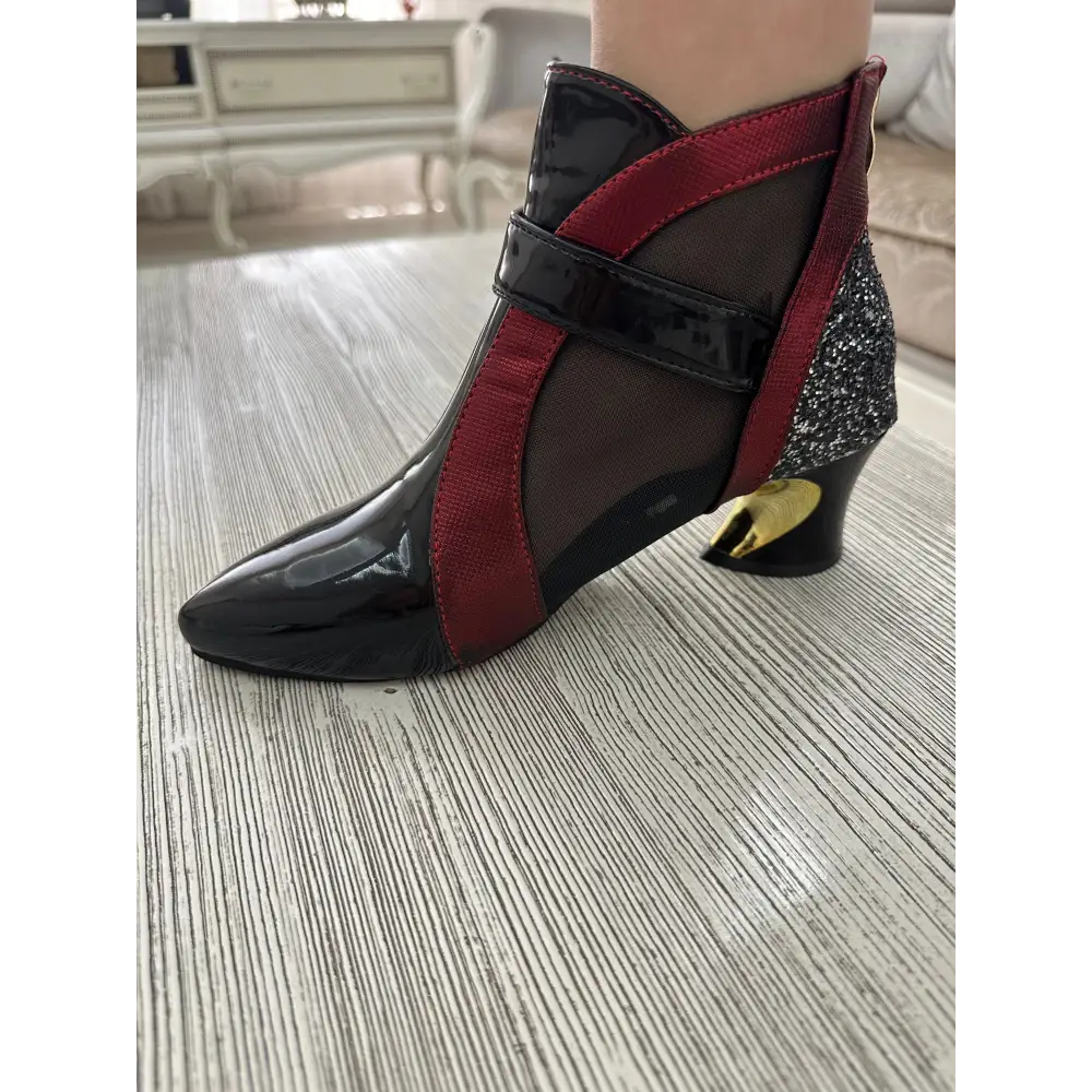 Elitwalk Diva topuklu, siyah parlak deri, bordo paneller ve simli topuk ile zarif tasarımıyla