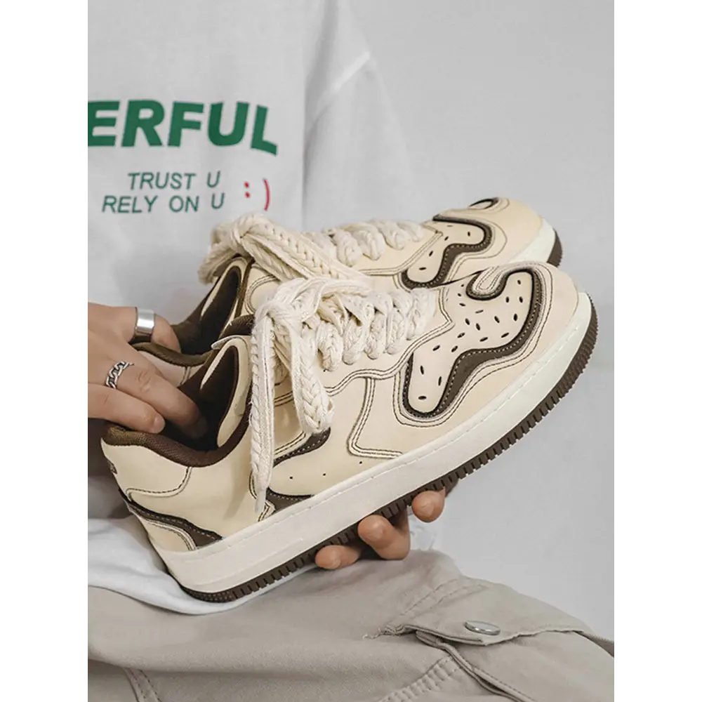 Krem rengi retro sneaker, yanlarında dalgalı kahverengi şeritlerle Janor unisex sneakers