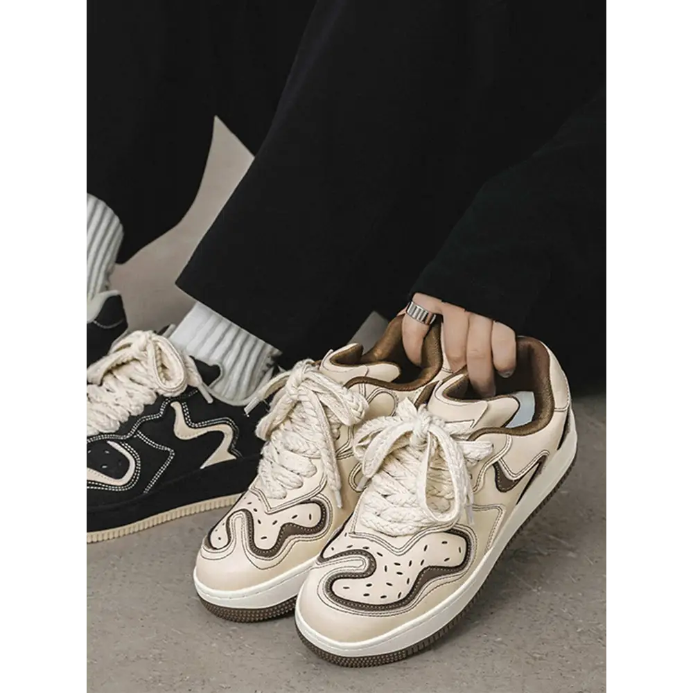 İki çift eskitilmiş siyah ve krem rengi Janor unisex sneaker’ın resmi