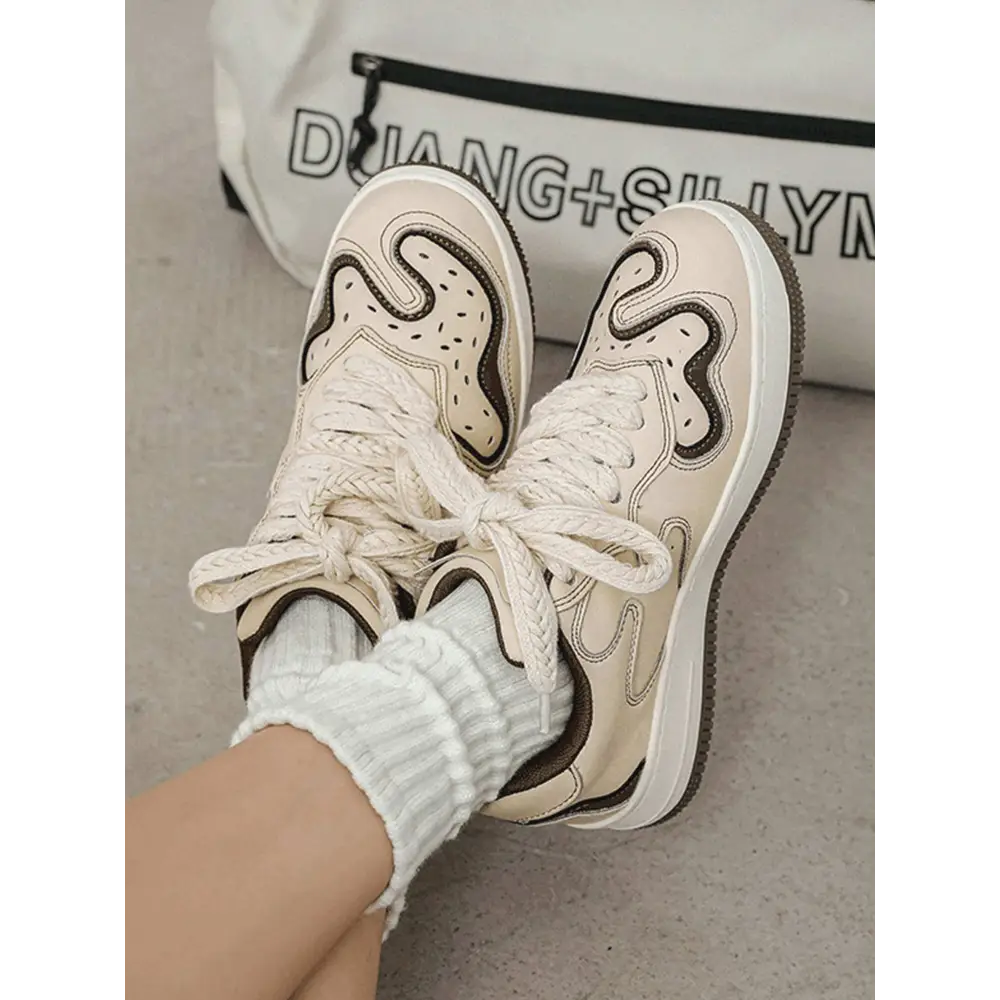 Bej ve beyaz Nike janor unisex sneakers, dalgalı koyu detaylar ve beyaz bağcıklarla