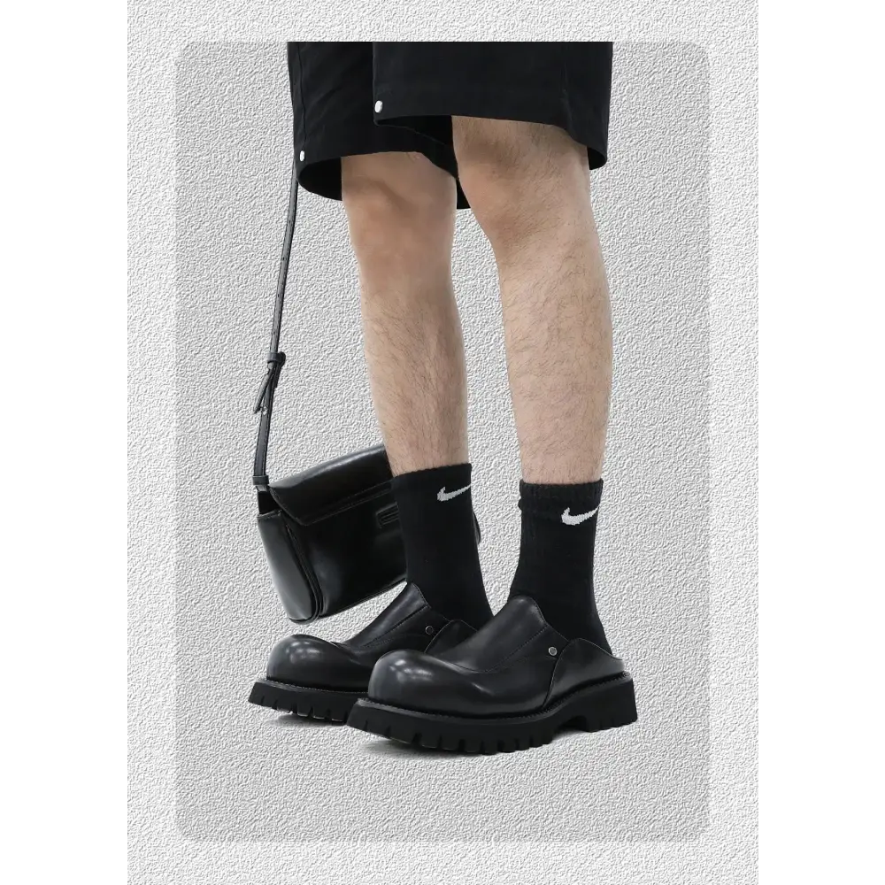 Karo günlük erkek ayakkabı, chunky siyah deri ayakkabılar ve Nike çoraplar