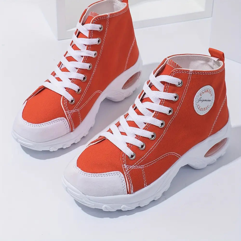 Parlak turuncu platform sneaker Kirae, beyaz bağcık ve kalın taban ile tasarlandı