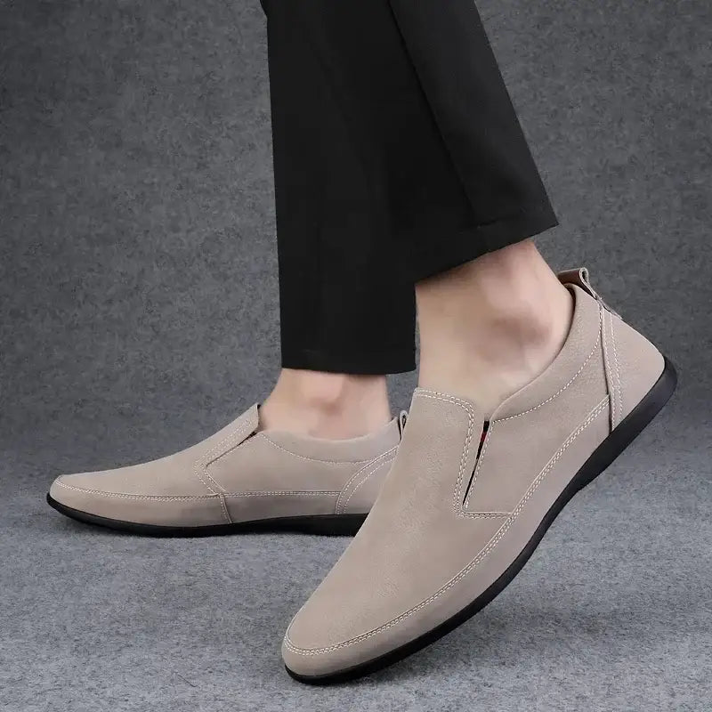 Bej slip-on loafer, dikiş detaylı, koyu taban; Lemor erkek loafer için ideal