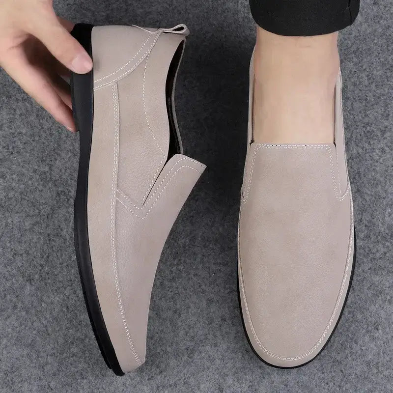 Lemor erkek loafer: Bej deri kaydırma loafer, dikiş detaylarıyla şık tasarım