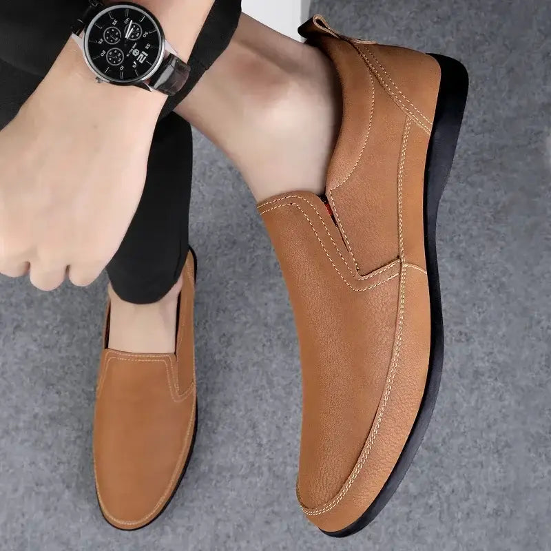 Tan deri Lemor erkek loafer, dikiş detaylarıyla şık ve rahat bir seçenek