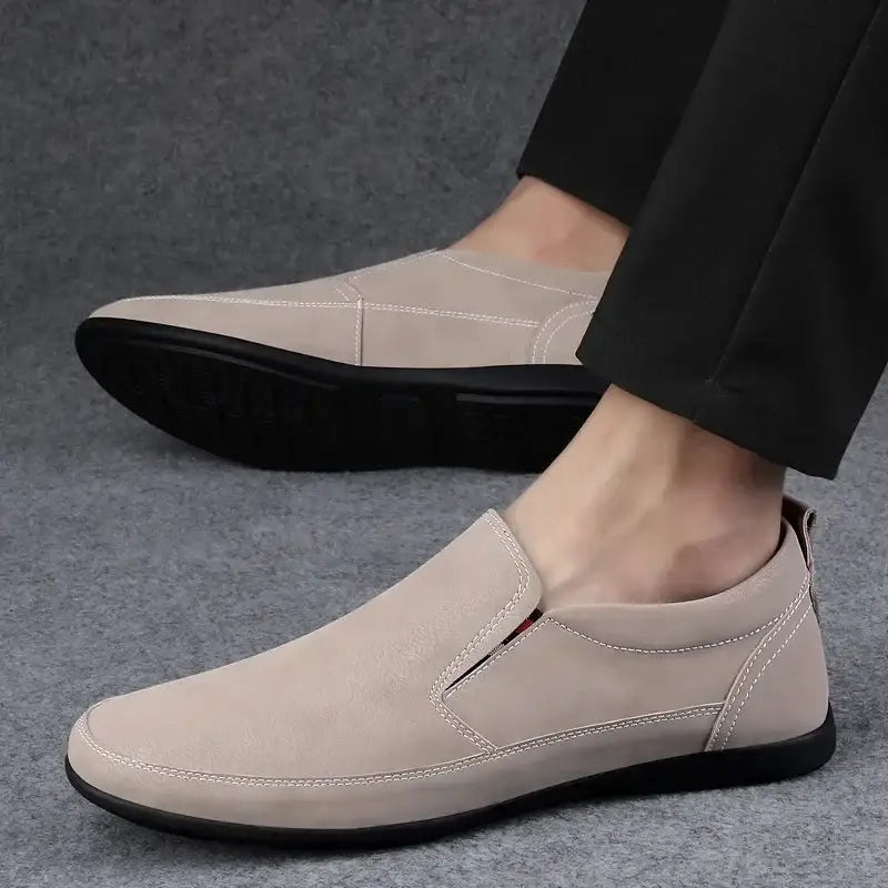 Bej slip-on loafer siyah taban ile Lemor erkek loafer ürününü gösteriyor