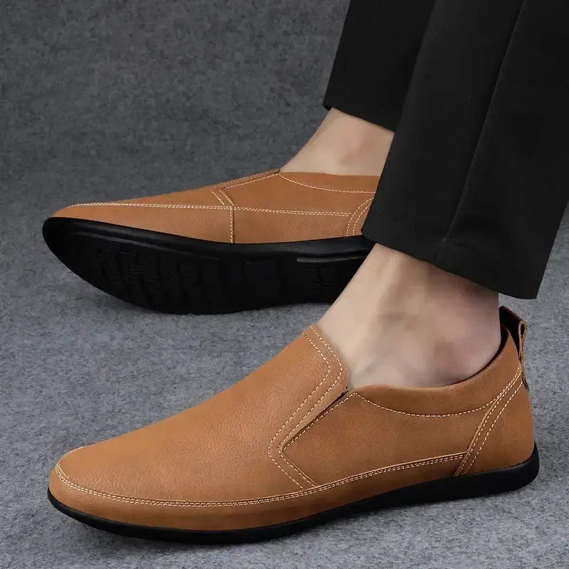Tan deri Lemor erkek loafer, düz taban ve dikiş detaylarıyla şık bir seçenek