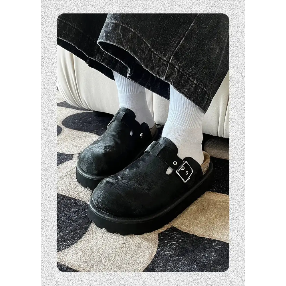 Meldor unisex terlik siyah deri terlikler beyaz çoraplarla kombinlenmiştir