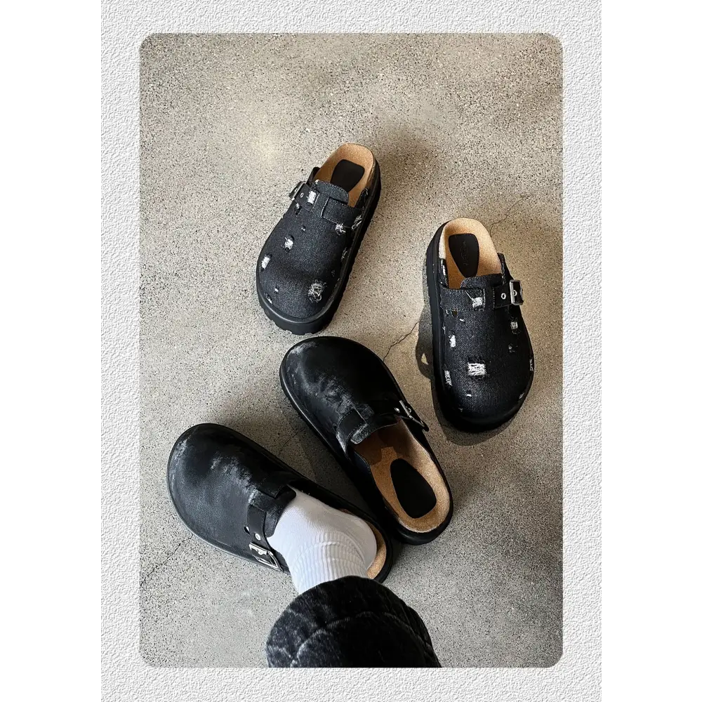 Koyu yeşil Meldor unisex terlik, ayakta şık bir görünüm sunuyor