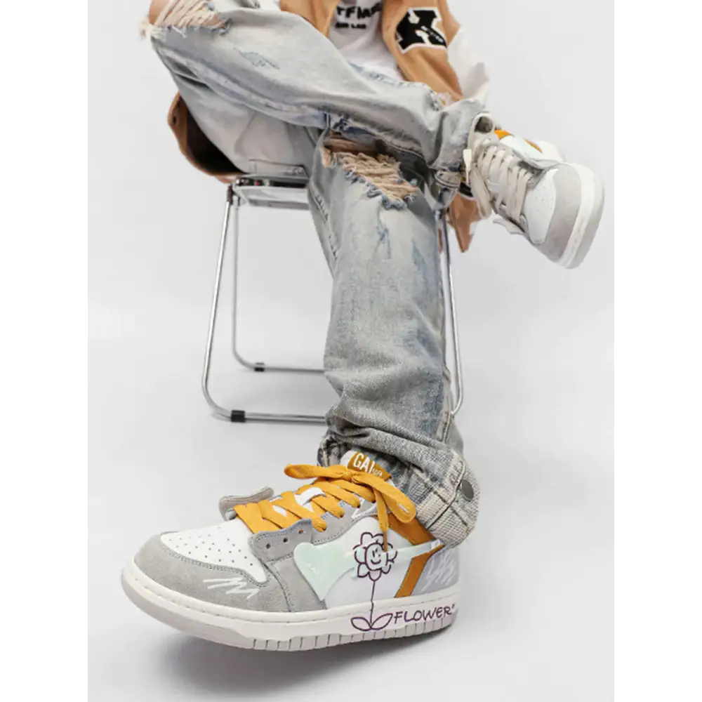 Melro kadın sneakers, gri ve beyaz renkte, sarı bağcık ve çiçek deseniyle