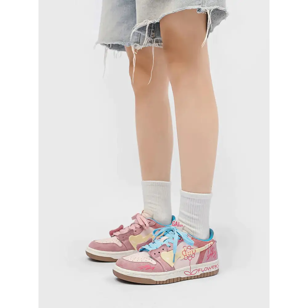 Pembe ve krem Nike Melro kadın sneakers, dekoratif desenler ve mavi vurgularda