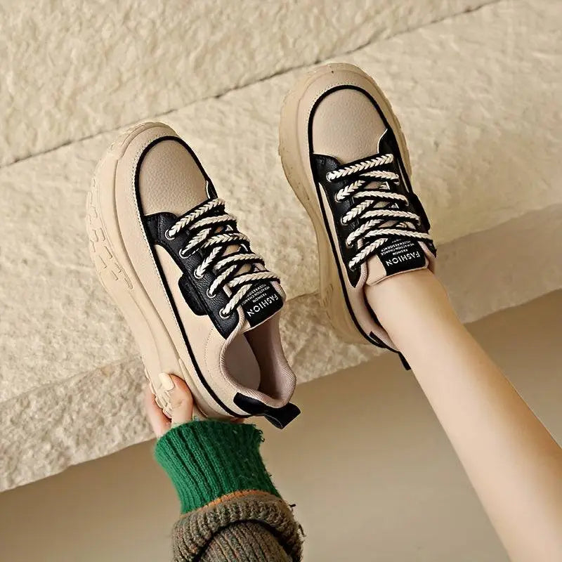 Muse kadın sneakers, siyah ve bej renk şemasıyla şık rahat spor ayakkabılar