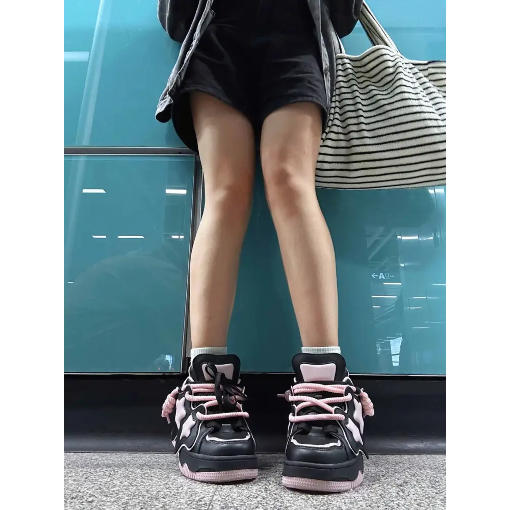 Norile kadın sneakers, pembe ve siyah, çoklu kayışlı ve katmanlı tasarım