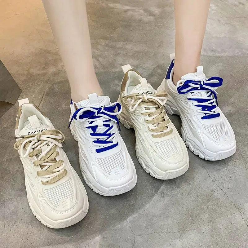Pulse kadın sneakers beyaz botlar, mavi ve bej bağcıklarıyla modern bir tasarım
