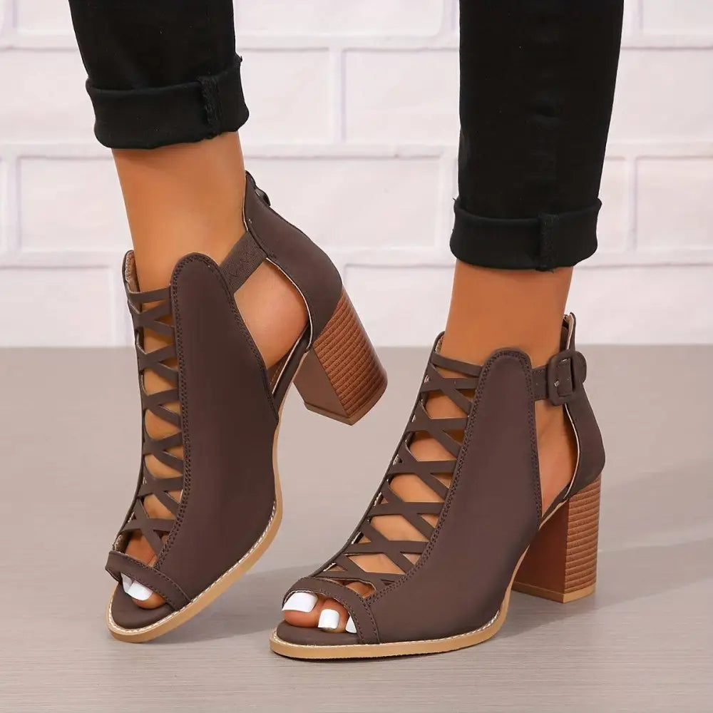 Beyaz deri peep-toe çiçekli Sizzle topuklu kadın botları, Türkiye’de bulunmayan stil