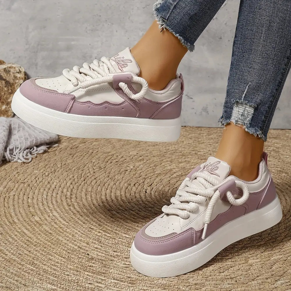 Solvia kadın sneaker: lavanta ve beyaz, kalın tabanlı, dalgalı tasarımlarıyla