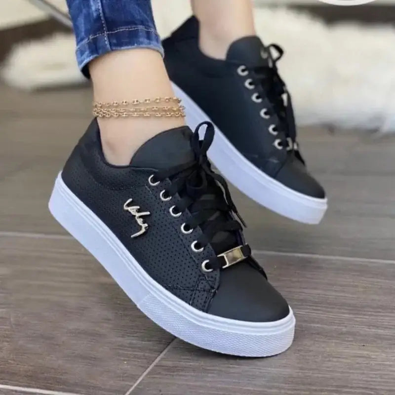 Vansira kadın, siyah beyaz tabanlı ve altın detaylı sneaker görüntüsü