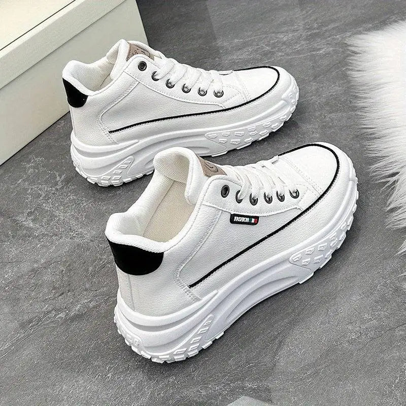Beyaz platform sneakers, siyah detaylar ve kalın tabanlarla Elitwalk Zing Kadın