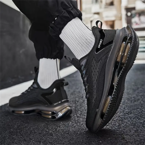 Siyah Nike Air Max sneaker, Randon erkek sneakers koleksiyonunda hava yastıklı taban