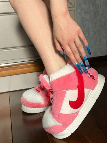 Pembe ve beyaz AIR NK Cherry peluş sneakers ile şık tasarım detayları