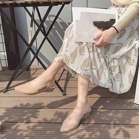 Beige Siren topuklu kadın slingback düz ayakkabıları ayakta