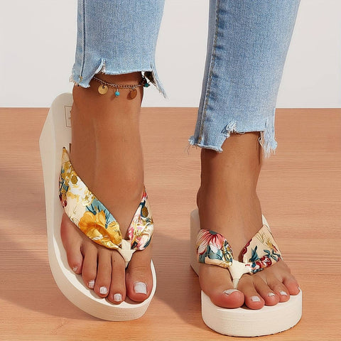 Floral print platform thong sandals with ankle straps styled with frayed-hem jeans, elitwalk wedge kadın