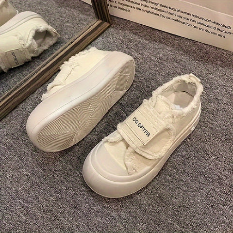 Selora kadın bağcıksız spor ayakkabı, yıpranmış off-white kanvas sneaker çifti