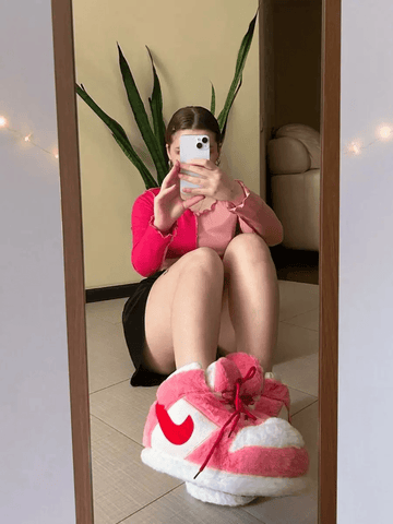 Ayna selfiesi çeken kişi, cherry panduf ile pembe bir üst giymekte