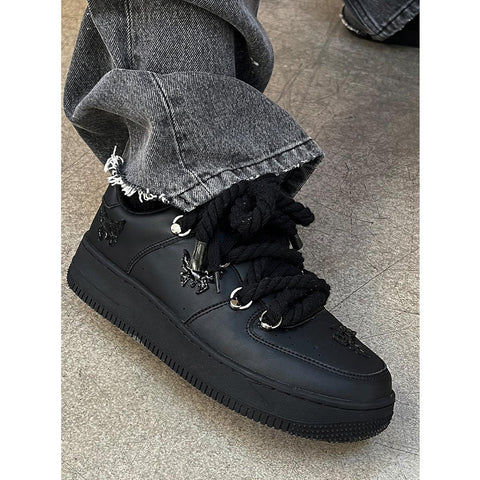 Kelvor unisex siyah sneaker, kalın taban ve iri bağcıklarla tasarlandı