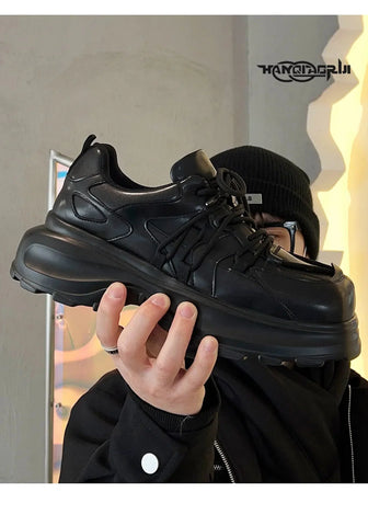 Kalın tabanlı siyah sneaker, Ralden günlük unisex ayakkabı olarak sergileniyor