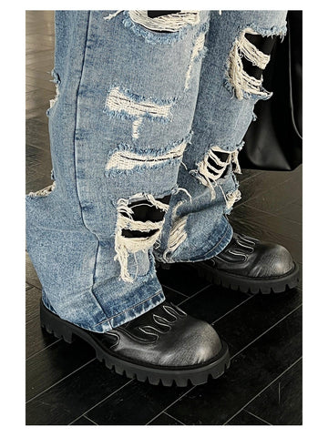 Heavily distressed blue jeans styled with Jardis siyah unisex bot for a trendy look