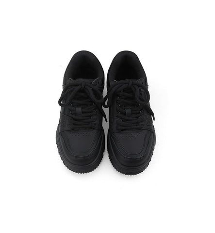 Corvin siyah sneakers, laces visible from above, showcasing sleek black athletic design