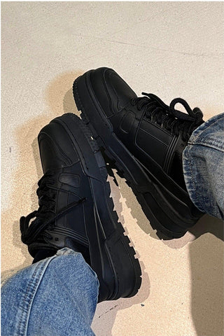 Corvin Siyah sneakers, kalın tabanlı ve bağcıklı şık siyah ayakkabılar