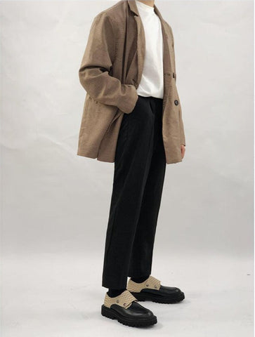 Tan oversized blazer ile siyah pantolon ve chunky loafers kombinasyonu, Cordon günlük