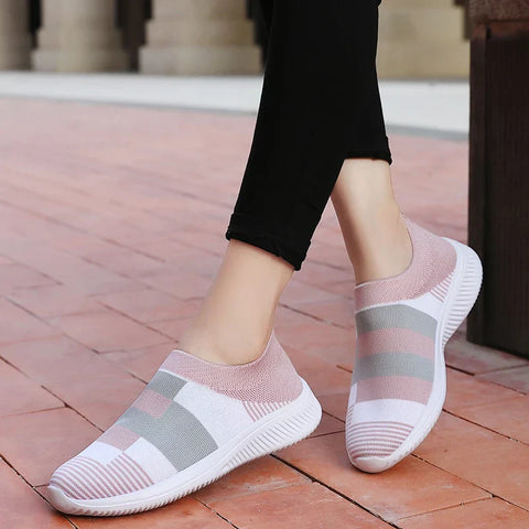 Nolessa kadın spor ayakkabı, pembe, beyaz ve gri slip-on sneaker tasarımı