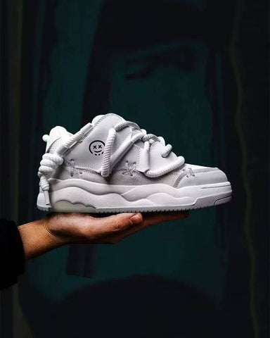 Kadın elinde tutulan chunky tabanlı Knight kadın sneaker modeli