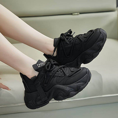 Kadın sneakers olarak tasarlanmış Black chunky Bounce kadın sneakers ayakta