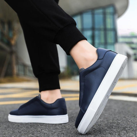 Navy mavi Tarmel erkek sneakers beyaz taban ile bir kişinin ayağında