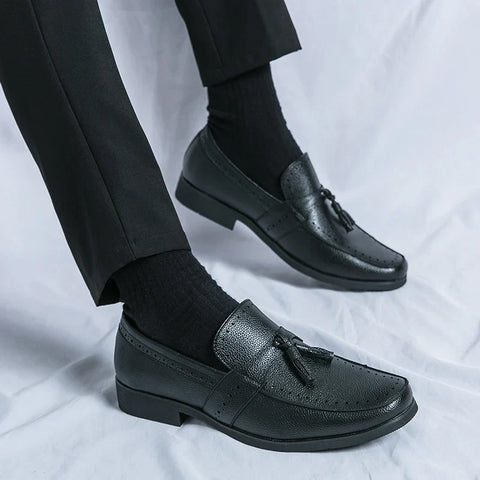 Corlen günlük unisex ayakkabı, koyu çorap ve pantolonla birlikte giyilen püsküllü klasik deri loafer