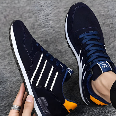 Navy mavi Adidas rolvin erkek sneaker, beyaz şeritler ve turuncu vurgularla