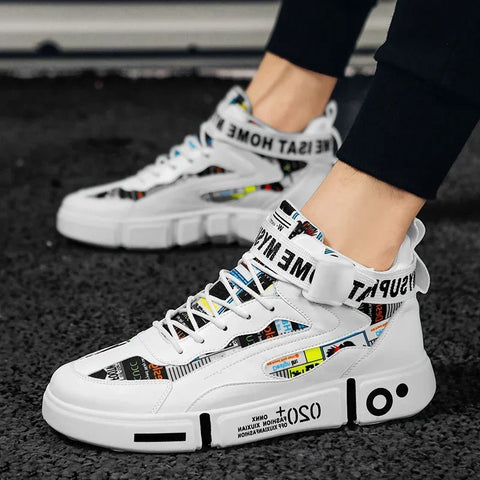 Şık beyaz spor ayakkabı, Silira unisex Converse grafik baskılarla tasarlanmıştır