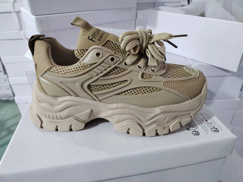 Chunky bej sneaker, kalın taban, perforasyonlu üst tasarım; Elitwalk Pulse Kadın