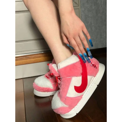 Pembe ve beyaz AIR NK Cherry peluş sneakers ile şık tasarım detayları