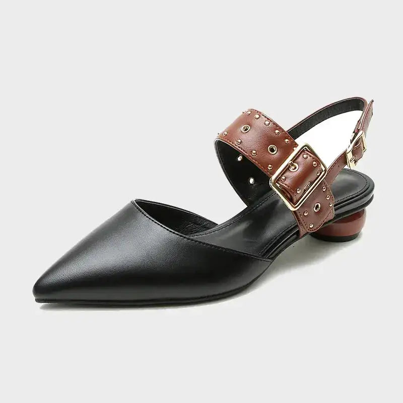 Bervito Rugan kadın siyah burunlu slingback ayakkabı, kahverengi studlu bileklik